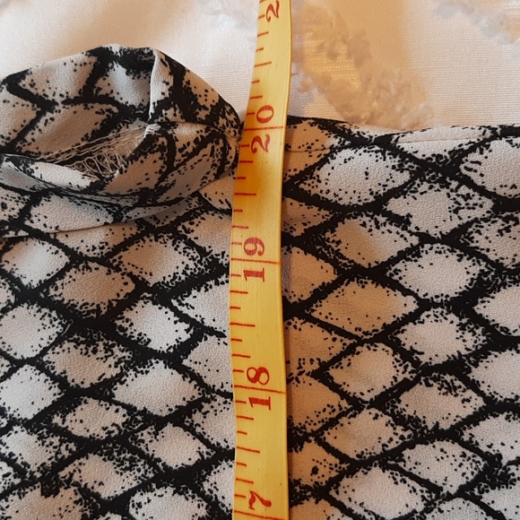 Maunce top.Sleeveless black and white.  Medium. - Picture 5 of 16